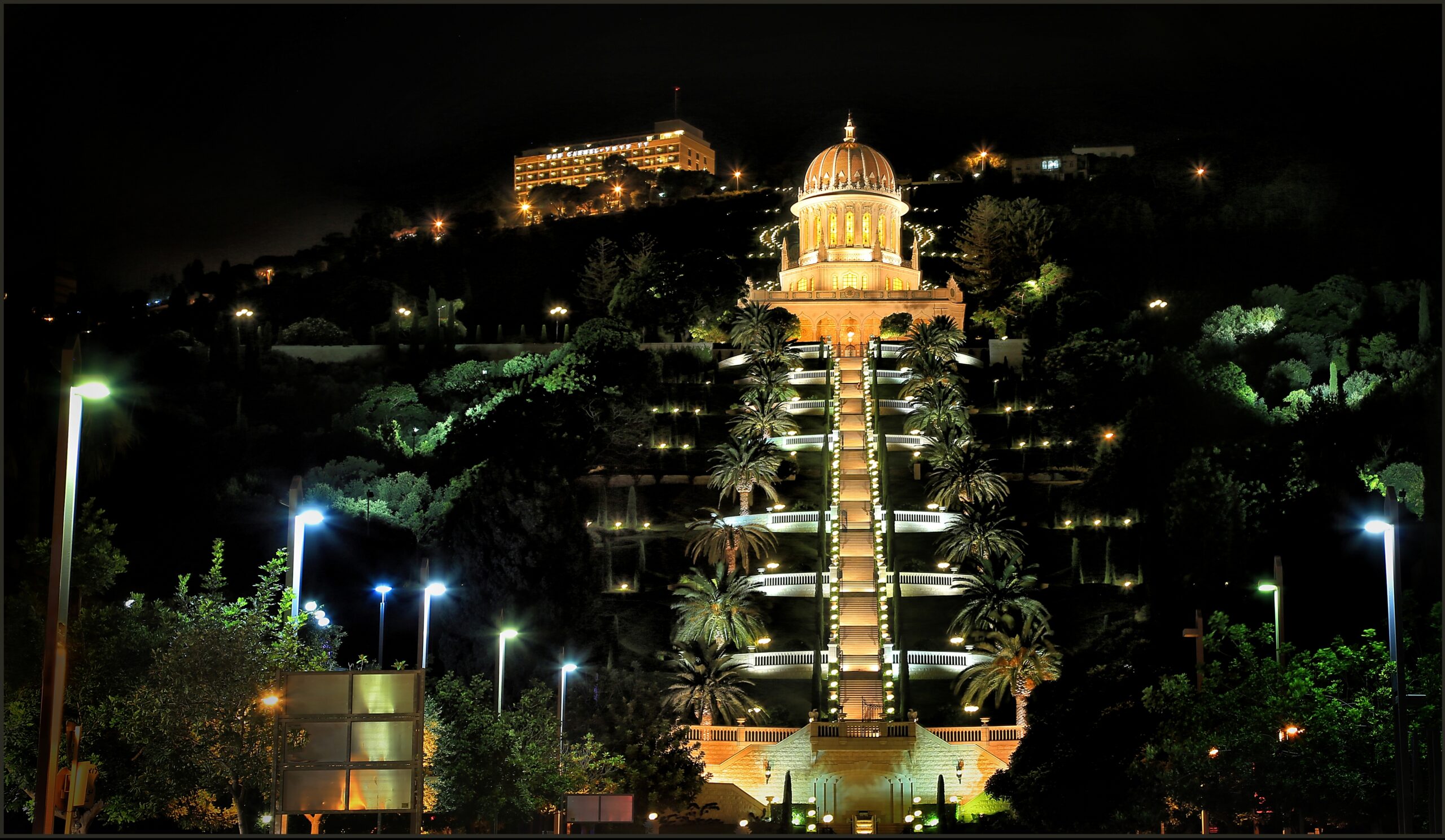 Les terrasses des jardins bahá'ís de Haïfa descendant vers le sanctuaire du Báb au dôme doré