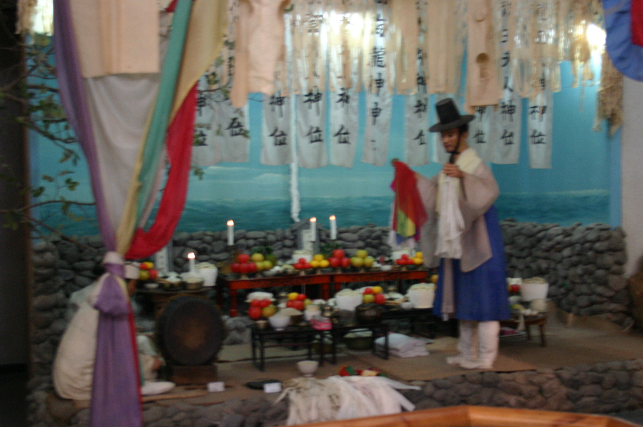 Reconstitution d'un gut, rituel chamanique coréen conduit par un mudang, au musée de Jeju
