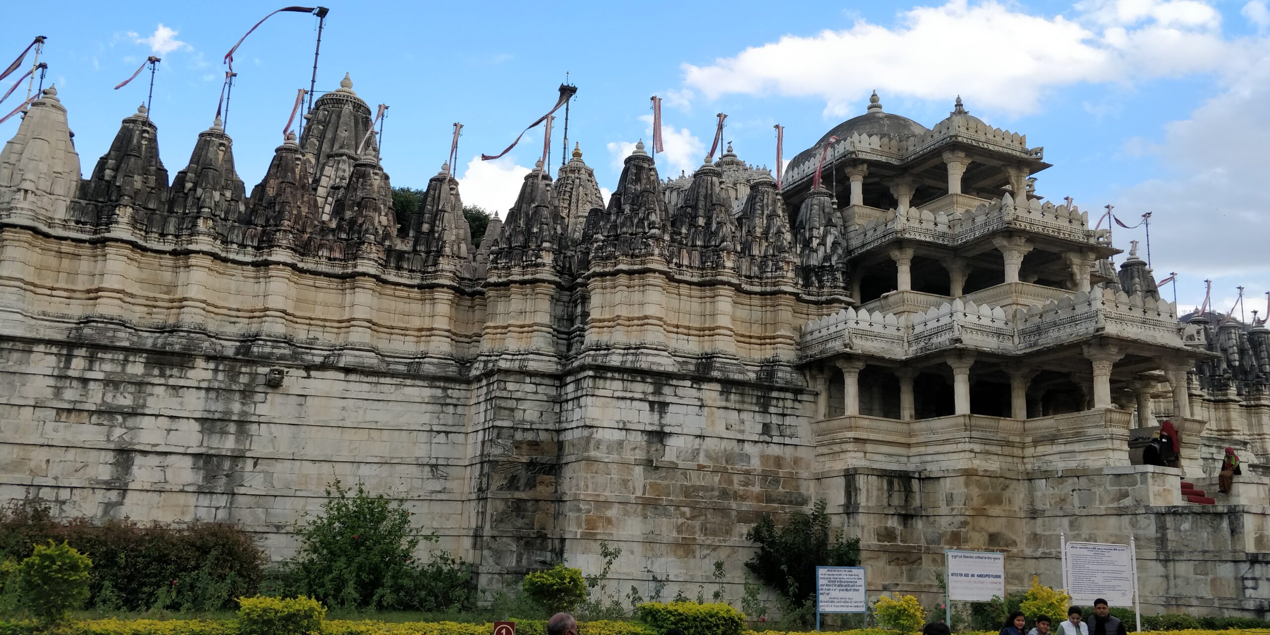Le temple jaïn de Ranakpur au Rajasthan, avec sa forêt de piliers de marbre sculpté